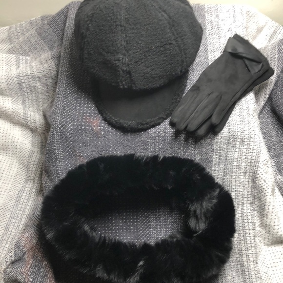 Amazon Accessories - Women’s faux fur Newsboy cabbie cap/gloves